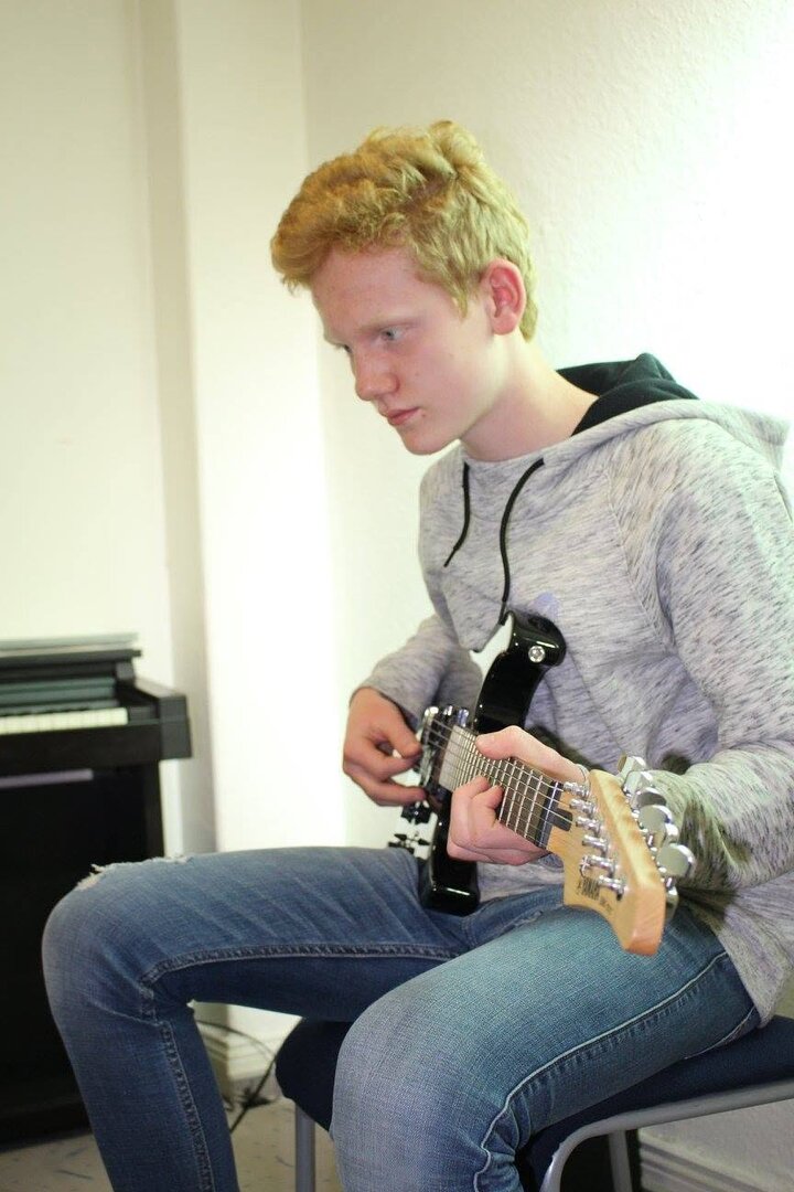 Sch&uuml;ler an der E-Gitarre